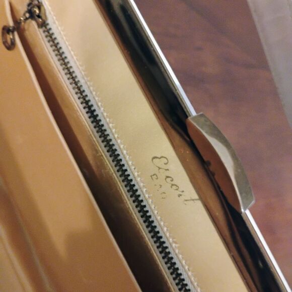 White Structured Clutch with Geometric Design - Picture 9 of 12